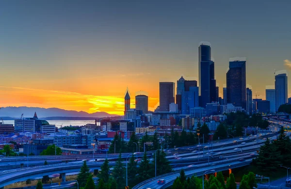 Seattle Skyline Gebogen Snelweg Interchange Verkeer Beweging Tijdens Zonsondergang Reizen — Stockfoto