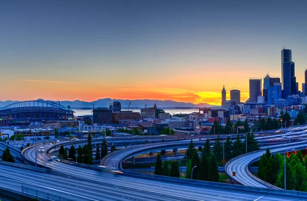 Skylines Seattle Curva Movimiento Tráfico Intercambio Carreteras Durante Puesta Del — Foto de Stock