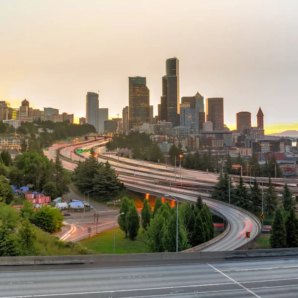 Busy Traffic Freeway Interchange Afternoon Rush Hour Seattle Skylines Background — Stock Photo, Image