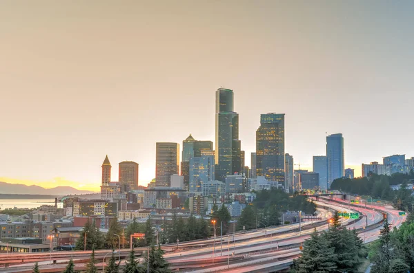 Seattle Skyline Gebogen Snelweg Interchange Verkeer Beweging Tijdens Zonsondergang Reizen — Stockfoto