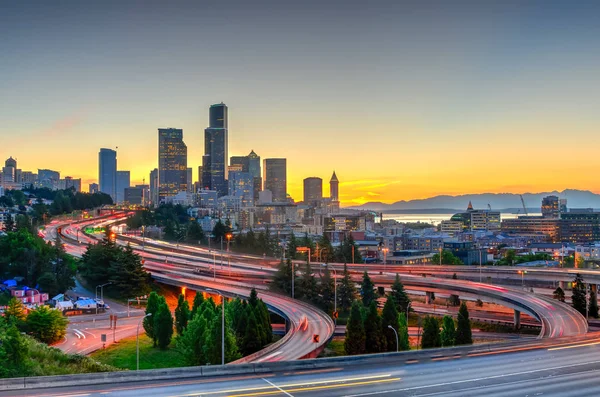 Mooie Centrum Seattle Wolkenkrabbers Snelweg Bij Uitwisseling Bij Oranje Zonsondergang — Stockfoto