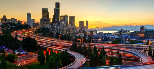 Vista Panoramica Grattacieli Del Centro Seattle Autostrada All Incrocio Tramonto — Foto Stock