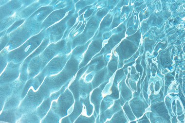 Mavi ve parlak dalgalanma su ve yüzey yüzme havuzunda. Arka plan hareket nazik dalga havuzu