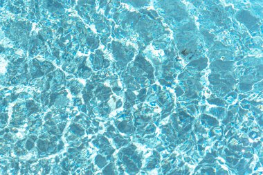 Mavi ve parlak dalgalanma su ve yüzey yüzme havuzunda. Arka plan hareket nazik dalga havuzu