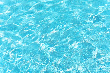 Mavi ve parlak dalgalanma su ve yüzey yüzme havuzunda. Arka plan hareket nazik dalga havuzu