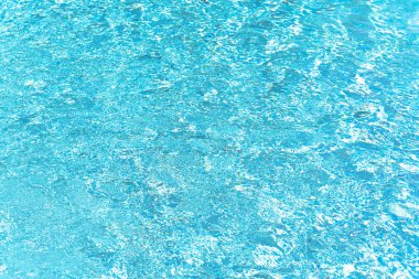 Mavi ve parlak dalgalanma su ve yüzey yüzme havuzunda. Arka plan hareket nazik dalga havuzu