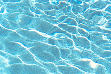 Mavi ve parlak dalgalanma su ve yüzey yüzme havuzunda. Arka plan hareket nazik dalga havuzu