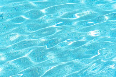 Mavi ve parlak dalgalanma su ve yüzey yüzme havuzunda. Arka plan hareket nazik dalga havuzu