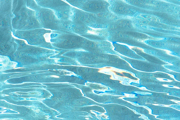 青と明るい波紋水とプールの表面 プールで波の穏やかな抽象的な背景モーション — ストック写真