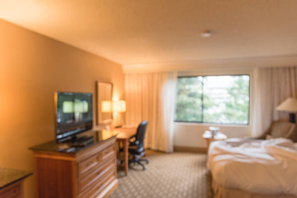 Движение размыло типичный двухместный номер с окнами и плоским экраном в американском отеле
