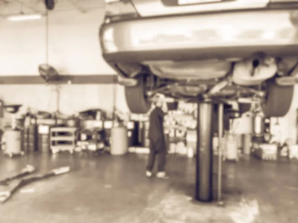 Vintage Tone Blurred Mechanic Changing Oil Lifted Car Auto Shop — Stock Photo, Image