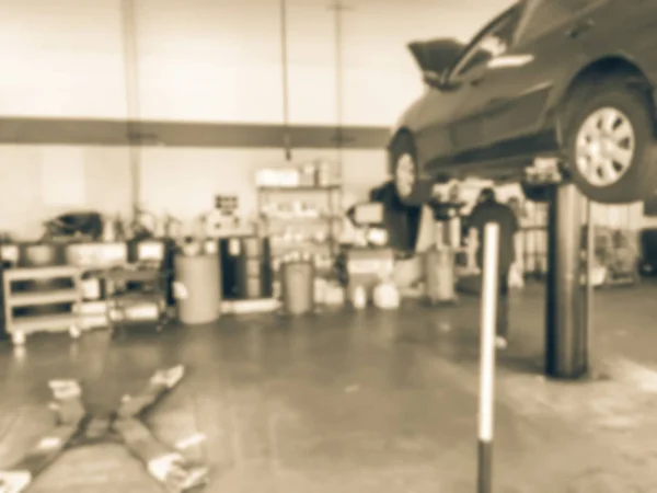 Vintage Tone Blurred Mechanic Changing Oil Lifted Car Auto Shop — Stock Photo, Image