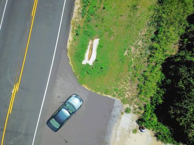 Havadan görünümü Teksas'ın kırsal çiftlik rağmen kırsal Caddesi'nin yol kenarında otomobili Park ulaşım arka plan
