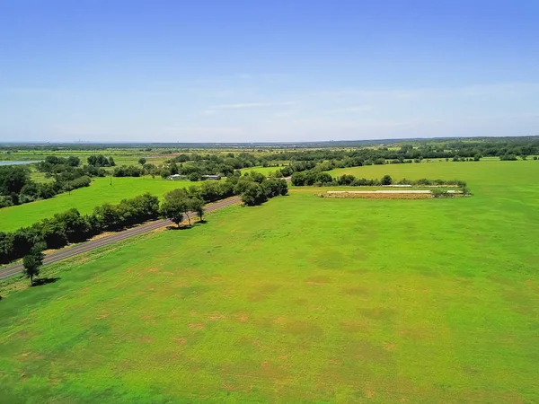 緑空撮農地や丘の国 西のテキサス 米国で風光明媚なドライブで圧延丘の景色 水平田園地帯や牧場の高架道路 青い空を撮影 — ストック写真