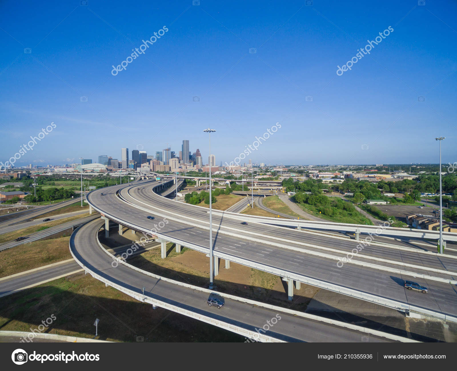 鸟瞰休斯顿市中心和州际公路69高速公路与大规模的交叉路口堆栈交汇处和高架公路交汇天桥在清晨从东北方休斯顿得克萨斯州