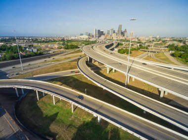 Havadan görünümü Houston şehir merkezinde ve Houston, Texas, ABD kuzeydoğu tarafında büyük kavşak, yığın değişimi ve yükseltilmiş yol Kavşağı Üstgeçit erken sabah Interstate 69 karayolu