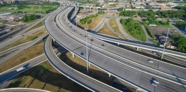 Panorama Hava büyük eyaletler arası I69 Otoban kavşağı, yığın değişimi yükseltilmiş yol Kavşağı Üstgeçit şehir Houston ile görüntüleyin. Bu beş düzeyli Otoban kavşağı taşımak ağır trafik.