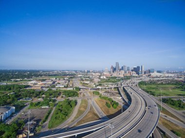 Havadan görünümü Houston şehir merkezinde ve Houston, Texas, ABD kuzeydoğu tarafında büyük kavşak, yığın değişimi ve yükseltilmiş yol Kavşağı Üstgeçit erken sabah Interstate 69 karayolu
