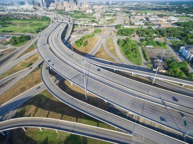 Havadan görünümü büyük eyaletler arası I69 Otoban kavşağı, yığın değişimi ile yükseltilmiş yol Kavşağı Üstgeçit Houston şehir merkezinde. Bu beş düzeyli Otoban kavşağı taşımak ağır acele saat trafik.
