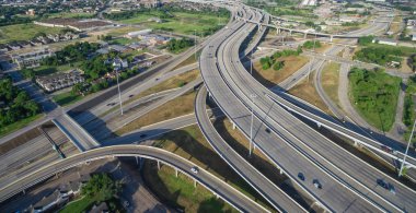 Panorama Hava büyük eyaletler arası I69 Otoban kavşağı, yığın değişimi yükseltilmiş yol Kavşağı Üstgeçit şehir Houston ile görüntüleyin. Bu beş düzeyli Otoban kavşağı taşımak ağır trafik.