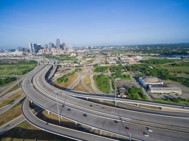 Havadan görünümü Houston şehir merkezinde ve Houston, Texas, ABD kuzeydoğu tarafında büyük kavşak, yığın değişimi ve yükseltilmiş yol Kavşağı Üstgeçit erken sabah Interstate 69 karayolu