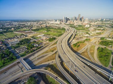 Havadan görünümü Houston şehir merkezinde ve Houston, Texas, ABD kuzeydoğu tarafında büyük kavşak, yığın değişimi ve yükseltilmiş yol Kavşağı Üstgeçit erken sabah Interstate 69 karayolu