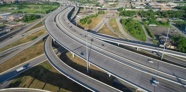 全景鸟瞰大州际 I69 公路交叉路口 与高架立交立交桥在市中心休斯顿市区 这条五级的高速公路交汇处运载繁忙的交通 — 图库照片