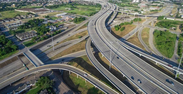 空中パノラマは 大規模なインターステート I69 高速道路交差点 ヒューストンのダウンタウンで高架道路交差点陸橋とインターチェンジを表示します レベル高速道路インターチェンジを運ぶ交通渋滞 — ストック写真