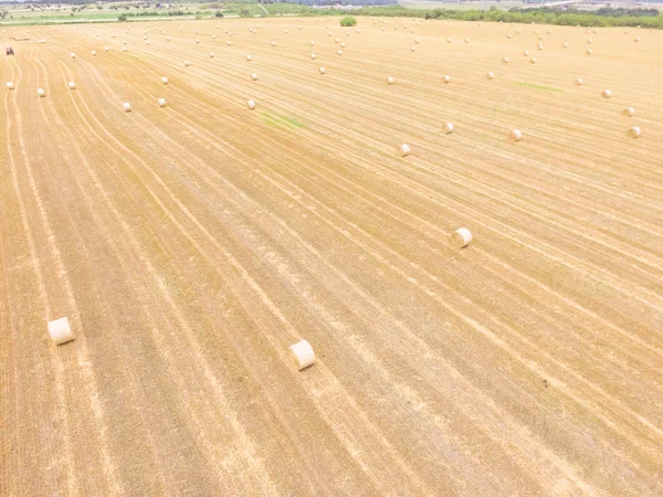 Vista Aérea Horizontal Empacar Heno Una Granja Maíz Después Cosecha — Foto de Stock