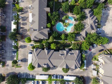 Tipik çok düzeyli apartmanın yeşil bahçe ve otoparklar Houston, Texas, otomobillerde satırlarının çevrili yüzme havuzu kompleksi hava görünümünü bize. Konut rekreasyon kavramı