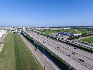Üstten görünüm Interstate 10 veya Katy freeway ile büyük kavşak, yığın kavşak, yol Kavşağı Üstgeçit gündüz açık mavi gökyüzü ile yüksek. Hava metropol Katy, Texas, bize