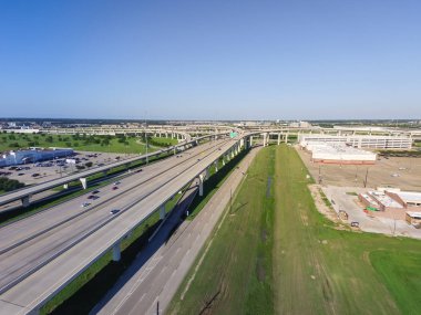 Üstten görünüm Interstate 10 veya Katy freeway ile büyük kavşak, yığın kavşak, yol Kavşağı Üstgeçit gündüz açık mavi gökyüzü ile yüksek. Hava metropol Katy, Texas, bize