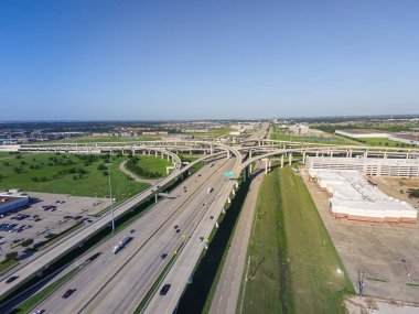 Üstten görünüm Interstate 10 veya Katy freeway ile büyük kavşak, yığın kavşak, yol Kavşağı Üstgeçit gündüz açık mavi gökyüzü ile yüksek. Hava metropol Katy, Texas, bize