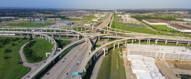Panorama üstten görünüm Interstate 10 veya Katy freeway büyük kavşak, yığın kavşak, yol Kavşağı Üstgeçit gündüz açık mavi gökyüzü ile yüksek. Hava metropol Katy, Texas, bize