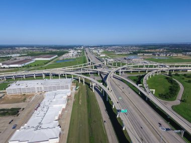 Üstten görünüm Interstate 10 veya Katy freeway ile büyük kavşak, yığın kavşak, yol Kavşağı Üstgeçit gündüz açık mavi gökyüzü ile yüksek. Hava metropol Katy, Texas, bize