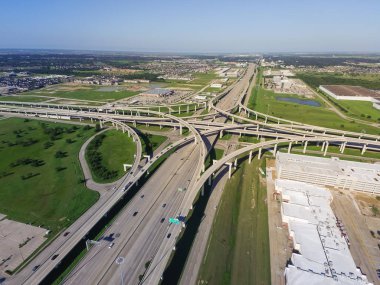 Üstten görünüm Interstate 10 veya Katy freeway ile büyük kavşak, yığın kavşak, yol Kavşağı Üstgeçit gündüz açık mavi gökyüzü ile yüksek. Hava metropol Katy, Texas, bize