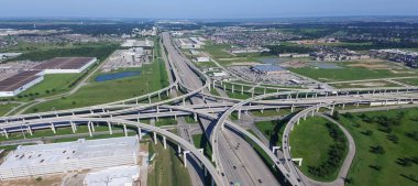 Panorama üstten görünüm Interstate 10 veya Katy freeway büyük kavşak, yığın kavşak, yol Kavşağı Üstgeçit gündüz açık mavi gökyüzü ile yüksek. Hava metropol Katy, Texas, bize