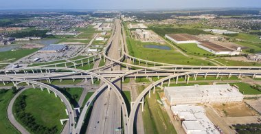 Panorama üstten görünüm Interstate 10 veya Katy freeway büyük kavşak, yığın kavşak, yol Kavşağı Üstgeçit gündüz açık mavi gökyüzü ile yüksek. Hava metropol Katy, Texas, bize