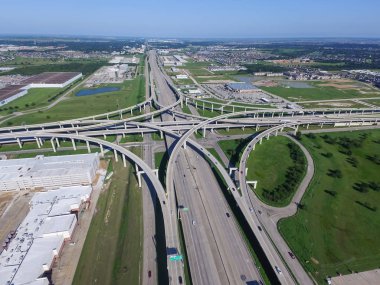 Üstten görünüm Interstate 10 veya Katy freeway ile büyük kavşak, yığın kavşak, yol Kavşağı Üstgeçit gündüz açık mavi gökyüzü ile yüksek. Hava metropol Katy, Texas, bize