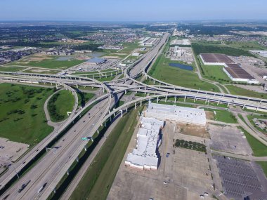 Üstten görünüm Interstate 10 veya Katy freeway ile büyük kavşak, yığın kavşak, yol Kavşağı Üstgeçit gündüz açık mavi gökyüzü ile yüksek. Hava metropol Katy, Texas, bize