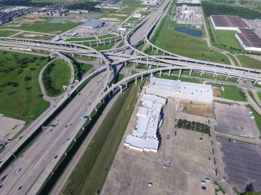 Havadan görünümü Interstate 10 veya Katy freeway ile büyük kavşak, yığın kavşak, yol Kavşağı Üstgeçit gündüzleri yüksek. Her gece derece dikey görünüm metropol Katy, Texas, ABD