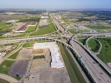 Üstten görünüm Interstate 10 veya Katy freeway ile büyük kavşak, yığın kavşak, yol Kavşağı Üstgeçit gündüz açık mavi gökyüzü ile yüksek. Hava metropol Katy, Texas, bize