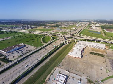 Üstten görünüm Interstate 10 veya Katy freeway ile büyük kavşak, yığın kavşak, yol Kavşağı Üstgeçit gündüz açık mavi gökyüzü ile yüksek. Hava metropol Katy, Texas, bize
