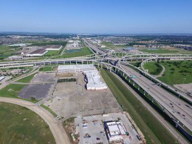 Üstten görünüm Interstate 10 veya Katy freeway ile büyük kavşak, yığın kavşak, yol Kavşağı Üstgeçit gündüz açık mavi gökyüzü ile yüksek. Hava metropol Katy, Texas, bize