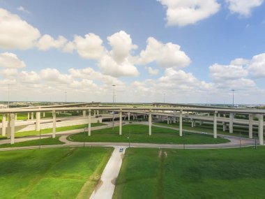 Yatay hava görünümünü Interstate 10 veya Katy freeway büyük kavşak, yığın kavşak, yol Kavşağı Üstgeçit gündüz bulut mavi gökyüzünde yükselmiş. Katy, Texas, ABD Hava metropol alanı
