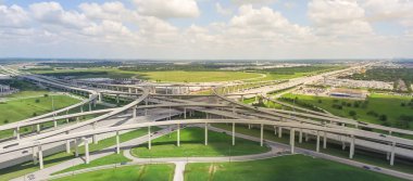 Panorama yatay hava Interstate 10 veya Katy freeway büyük kavşak, yığın değişimi, yol kavşak Üstgeçit bulut mavi gökyüzü yüksek. Üstten görünüm metropol Katy, Texas, ABD