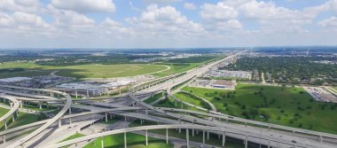 Panorama yatay hava Interstate 10 veya Katy freeway büyük kavşak, yığın değişimi, yol kavşak Üstgeçit bulut mavi gökyüzü yüksek. Üstten görünüm metropol Katy, Texas, ABD