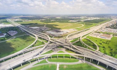 Panorama yatay hava Interstate 10 veya Katy freeway büyük kavşak, yığın değişimi, yol kavşak Üstgeçit bulut mavi gökyüzü yüksek. Üstten görünüm metropol Katy, Texas, ABD