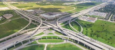 Panorama dikey hava Interstate 10 veya Katy freeway büyük kavşak, yığın değişimi, yol kavşak Üstgeçit bulut mavi gökyüzü yüksek. Üstten görünüm metropol Katy, Texas, ABD