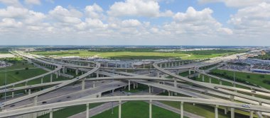Panorama yatay hava Interstate 10 veya Katy freeway büyük kavşak, yığın değişimi, yol kavşak Üstgeçit bulut mavi gökyüzü yüksek. Üstten görünüm metropol Katy, Texas, ABD